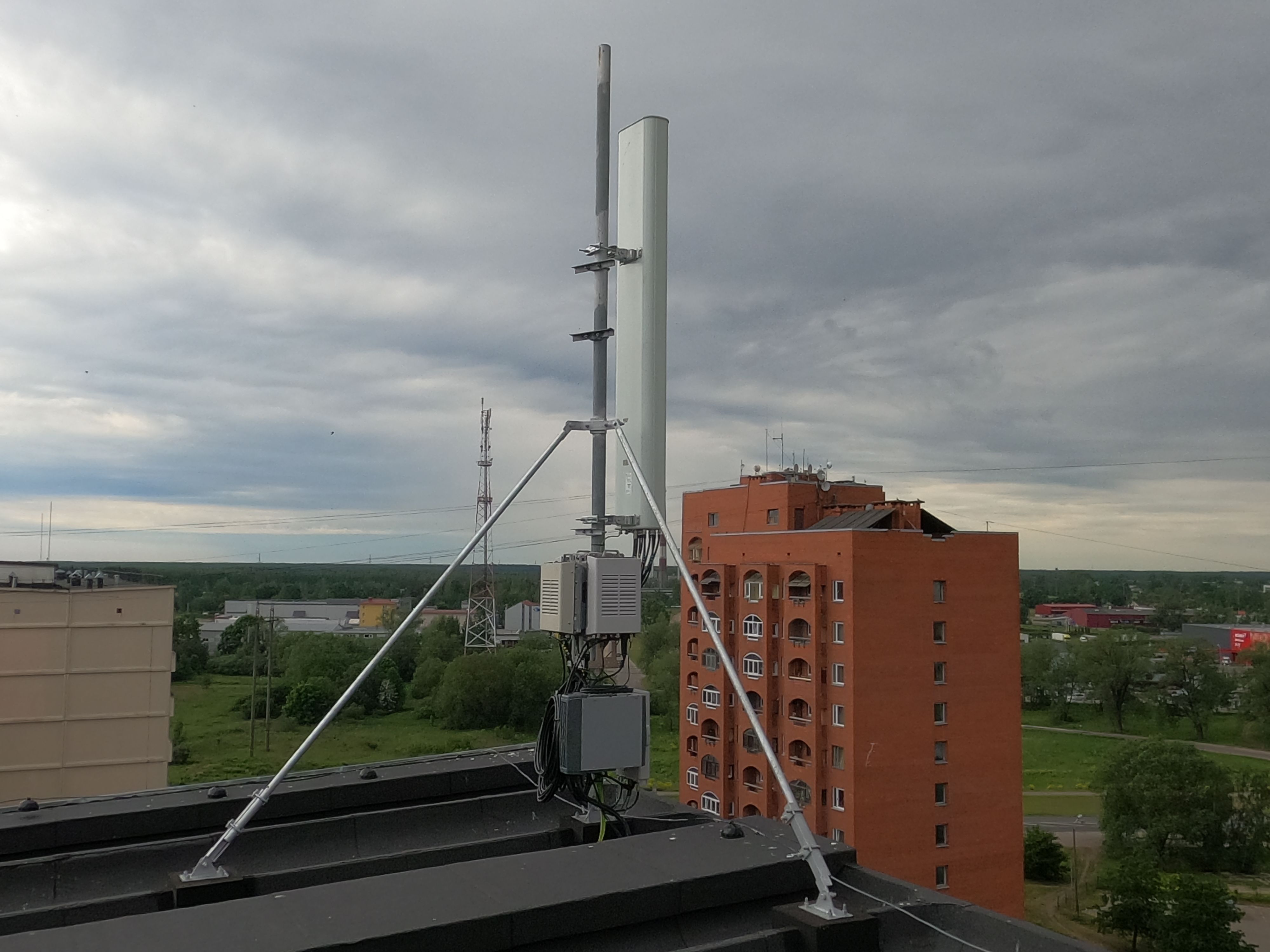 Так выглядит антенна TELE 2 на крыше дома по ул. Ислицес, 5. Каждый месяц дом получает от оператора по 350 евро