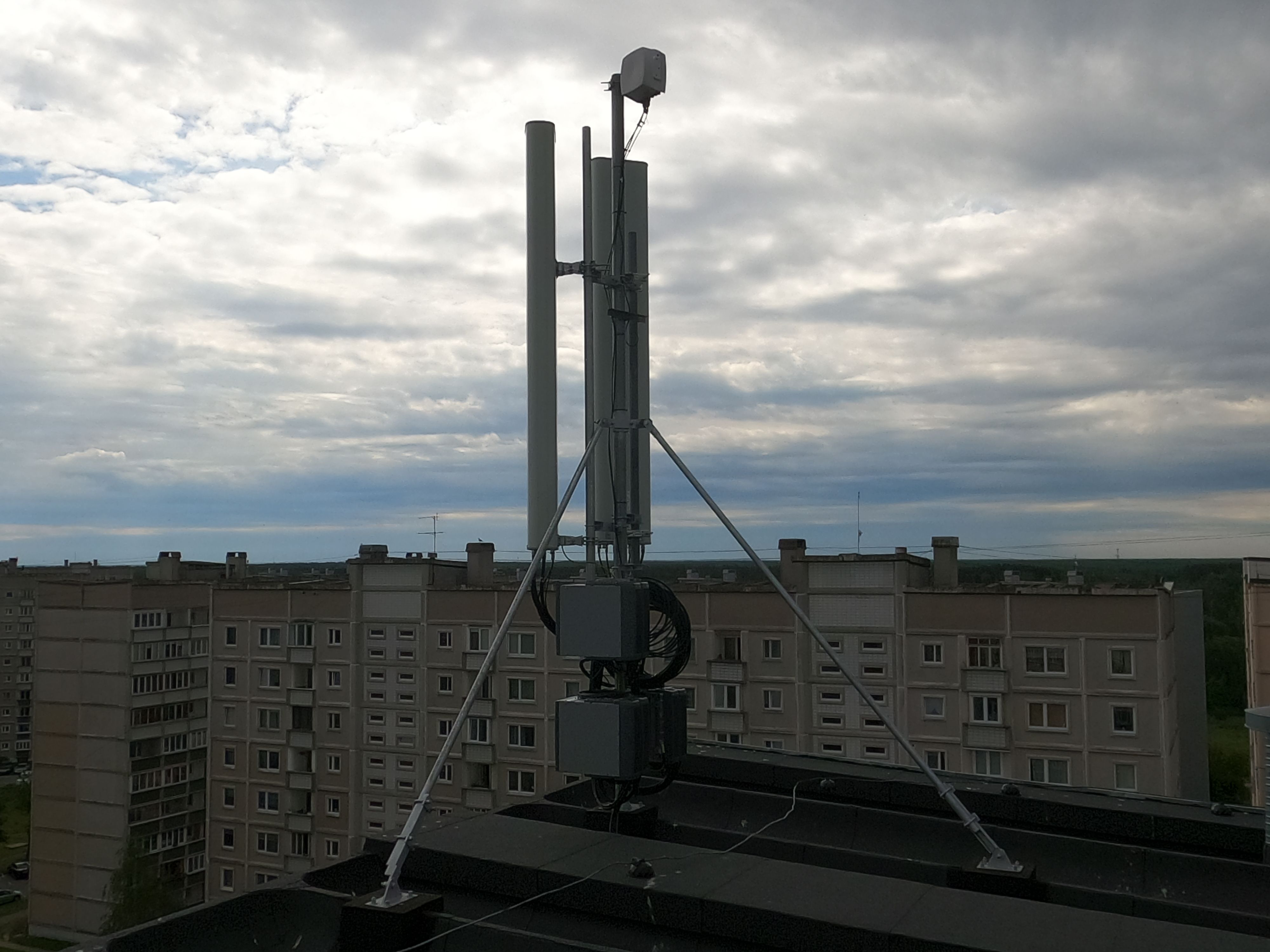 Так выглядит антенна TELE 2 на крыше дома по ул. Ислицес, 5. Каждый месяц дом получает от оператора по 350 евро